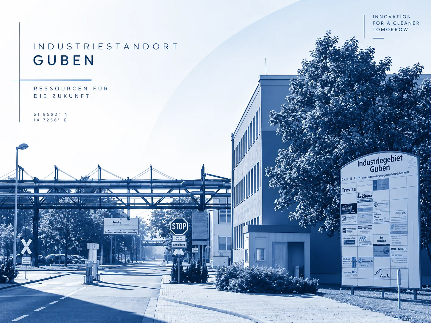 Einfahrt zum Industriestandort Guben mit Rohrleitungsbrücke und Firmentafel